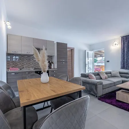 Georgine By Interhome * Pula