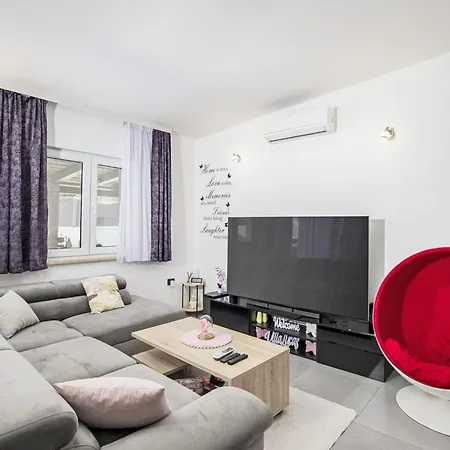 Semesterbostad Georgine By Interhome Pula