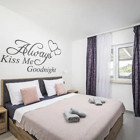 Georgine By Interhome Tatil Evi Pula